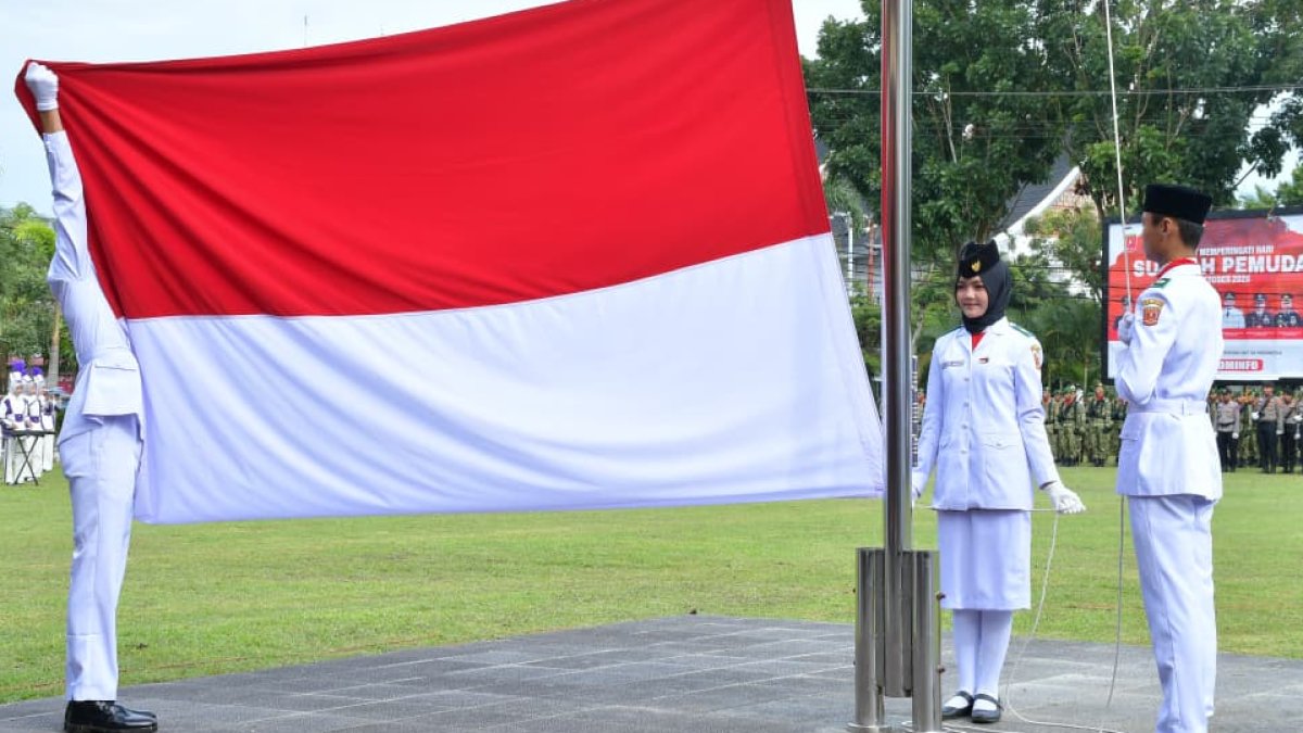 Bupati Agam Benni Warlis menjadi inspektur upacara peringatan Hari Sumpah Pemuda ke-98 di halaman Kantor Bupati Agam.