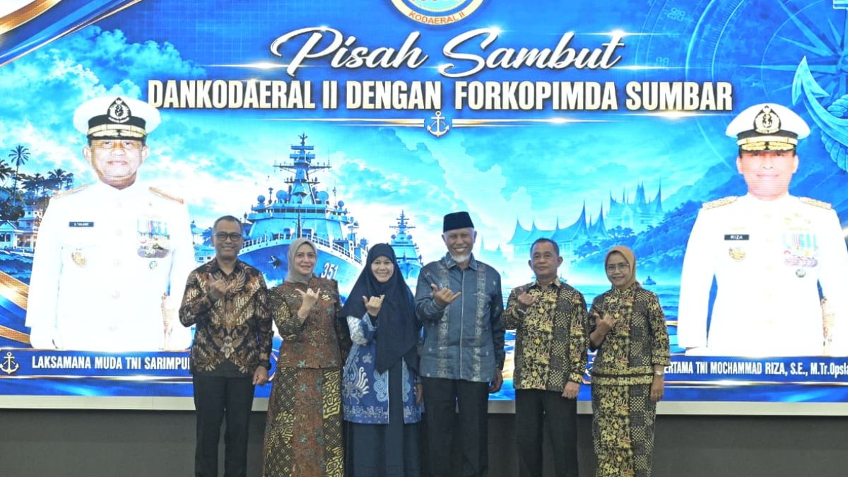 Gubernur Mahyeldi saat menghadiri acara pisah sambut Komandan Kodaeral II di Auditorium Gubernuran, Padang.