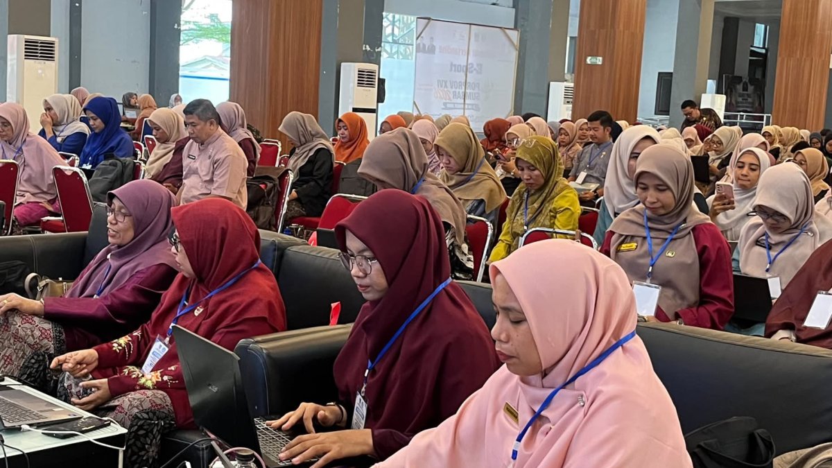 Suasana pelatihan pengembangan konten digital berbasis AI bagi 350 guru SMP di Youth Center Kota Padang.