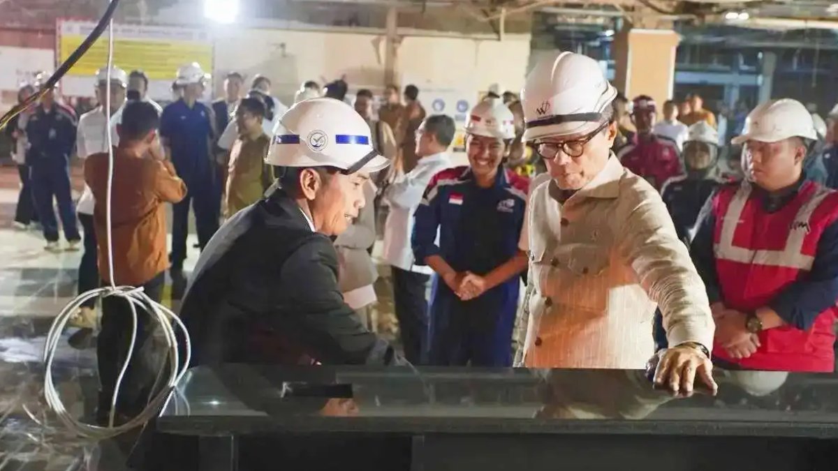 COO Danantara Dony Oskaria meninjau proyek beautifikasi Terminal Keberangkatan Bandara Internasional Minangkabau.
