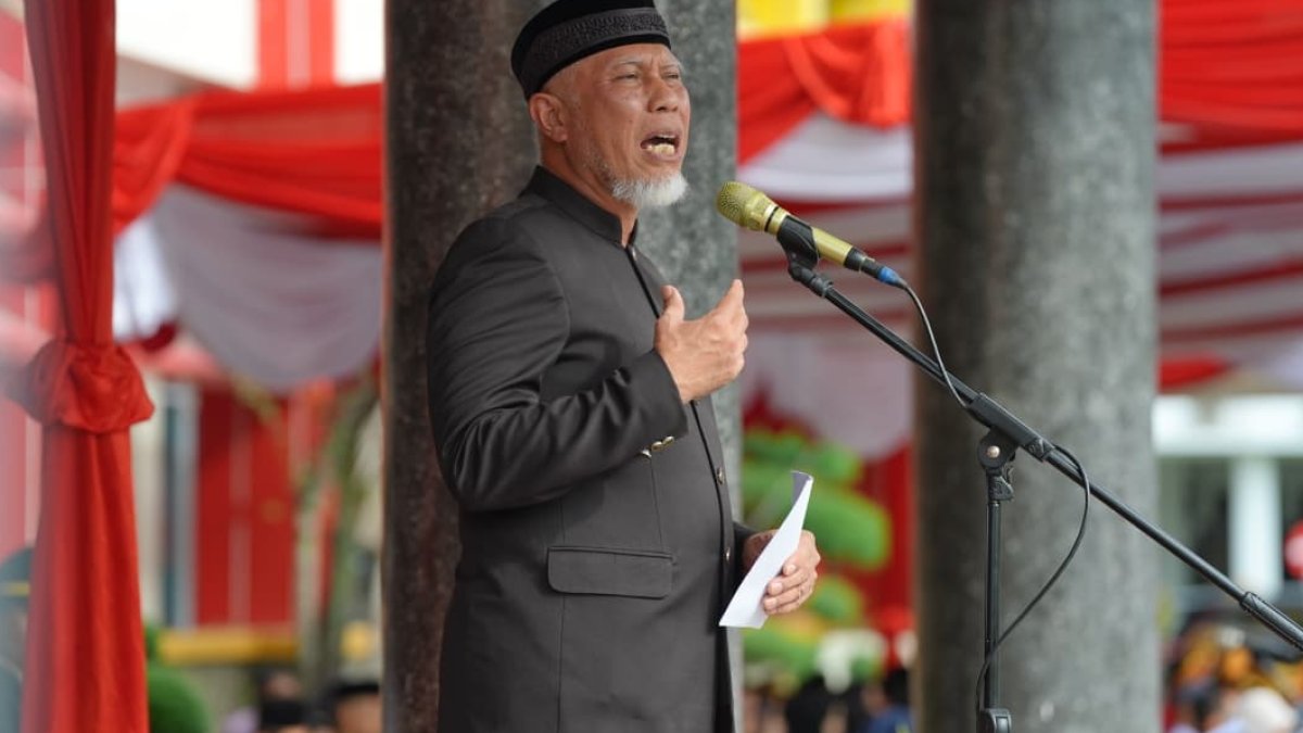 Gubernur Sumbar Mahyeldi memimpin upacara peringatan Hari Sumpah Pemuda di halaman Kantor Gubernur Sumatera Barat.