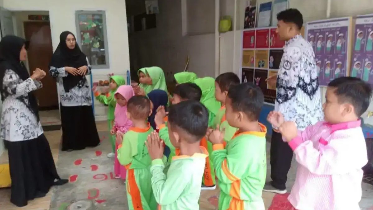 Ketua Yayasan SLB Asih Putra Padang Panjang menerima penghargaan atas dedikasi pendidikan gratis bagi anak berkebutuhan khusu