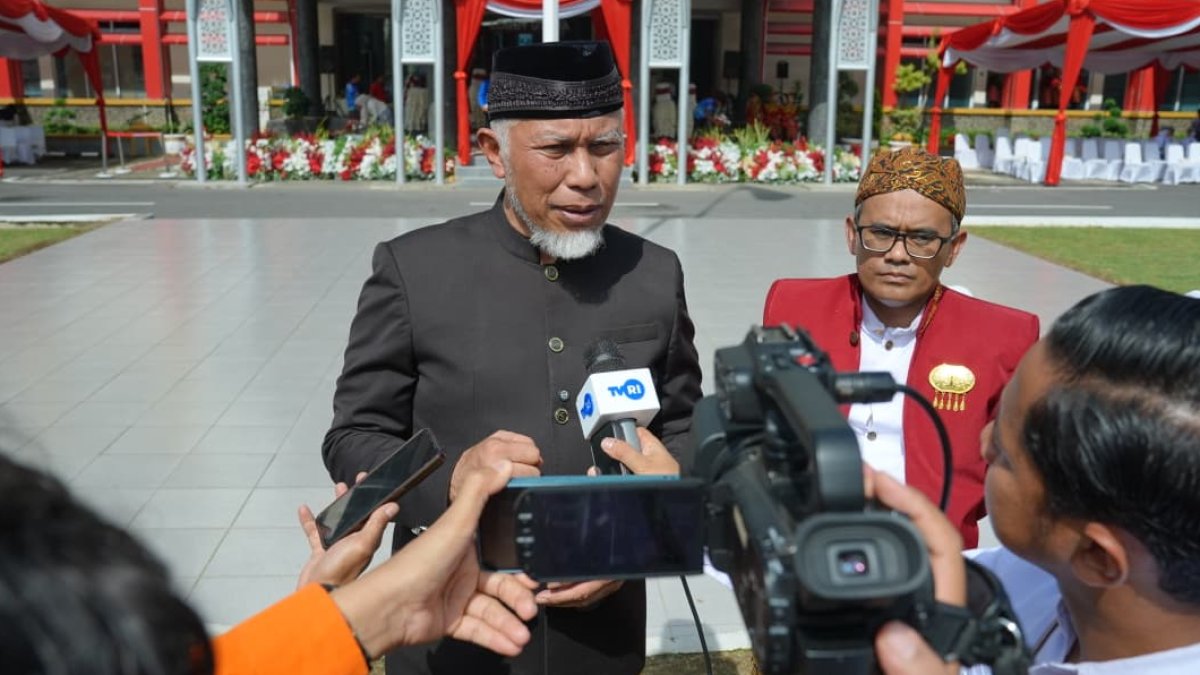 Gubernur Mahyeldi memimpin Upacara Hari Sumpah Pemuda di halaman Kantor Gubernur Sumatera Barat.