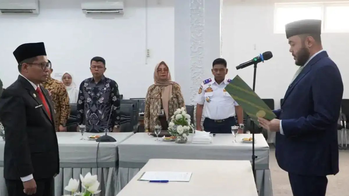 Wali Kota Padang Fadly Amran melantik Indra Noferi sebagai Dewan Pengawas Perumda PSM periode 2025–2029.