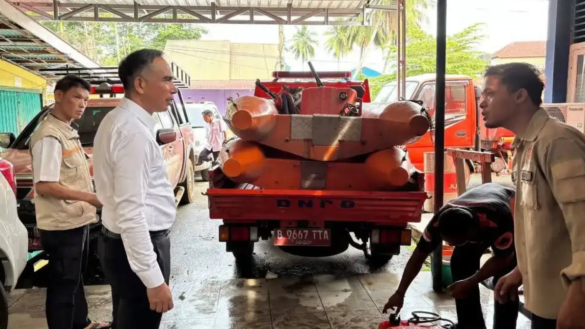Sekda Dharmasraya memeriksa kesiapan perahu karet dan perlengkapan evakuasi BPBD untuk antisipasi banjir di musim hujan.