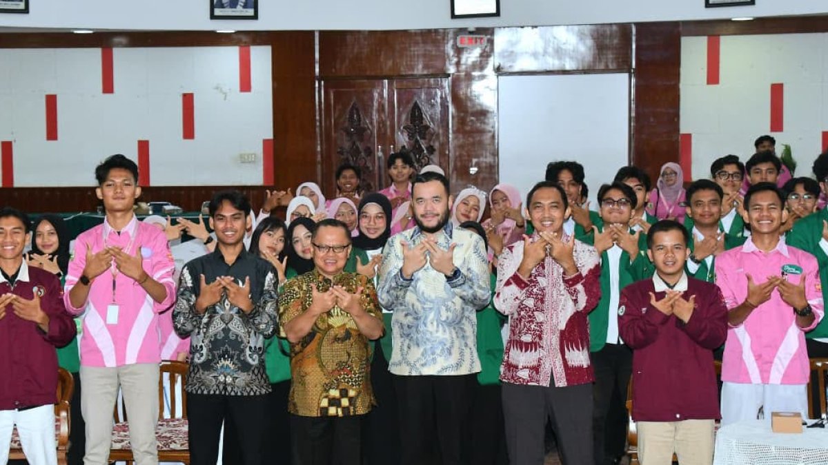 Fadly Amran memberikan arahan kepemimpinan kepada mahasiswa peserta LKMM-TM Nasional di Universitas Andalas.