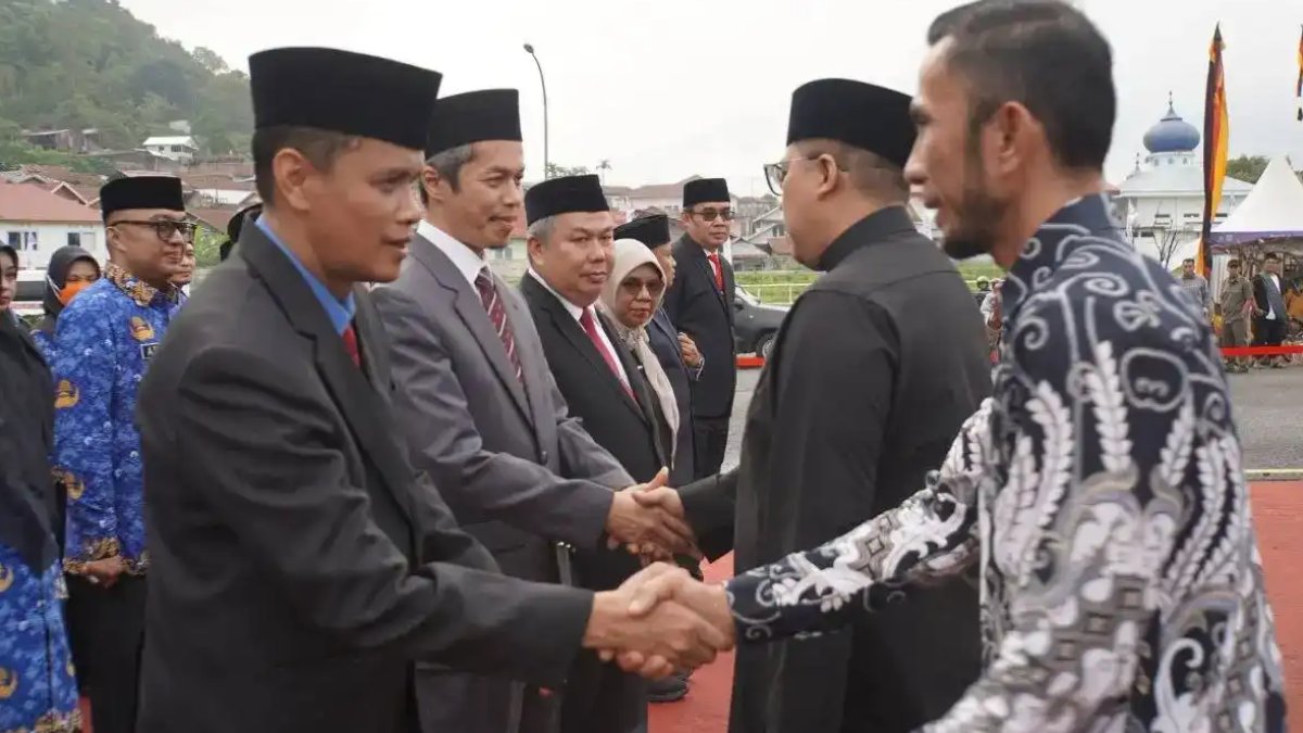 Wali Kota Hendri Arnis melantik 33 pejabat baru di Lapangan Bancalaweh, Padang Panjang.