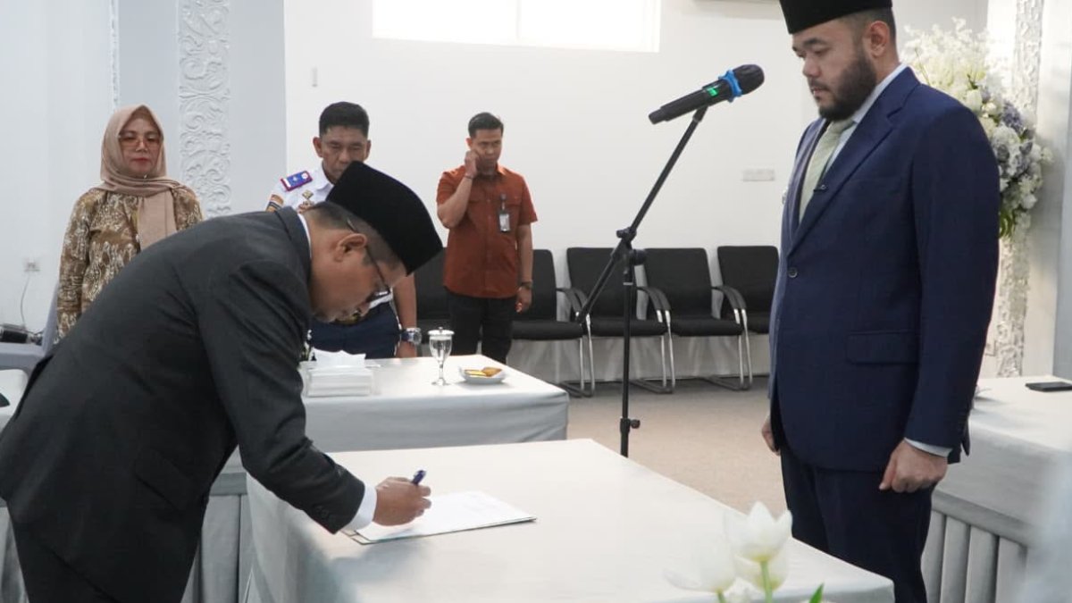 Wali Kota Padang Fadly Amran melantik Indra Noferi sebagai Dewan Pengawas Perumda PSM di Rumah Dinas Wali Kota Padang.