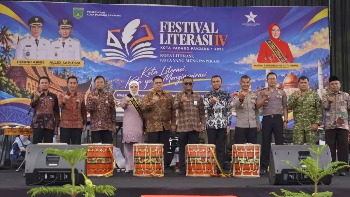 Pembukaan Festival Literasi IV di Lapangan Bancalaweh yang dihadiri pejabat Pemko Padang Panjang dan Perpustakaan Nasional RI