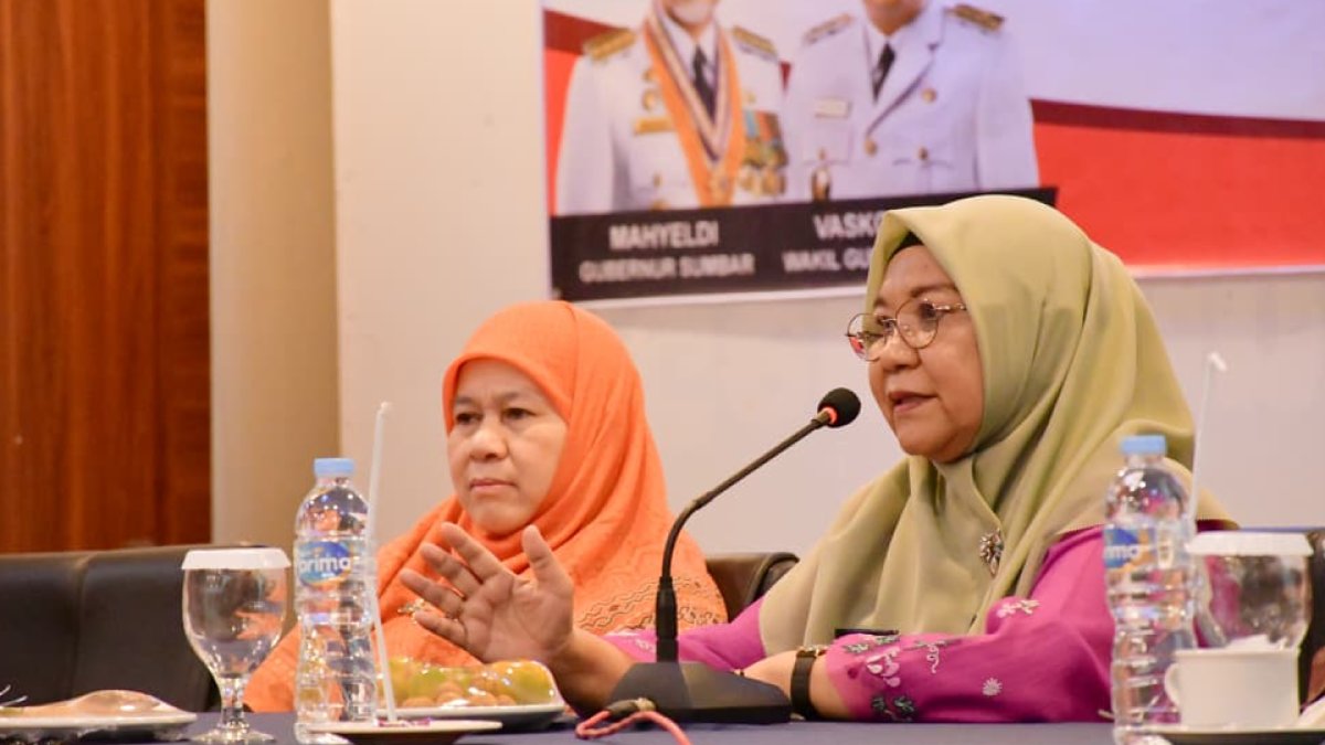 Ny Harneli Mahyeldi saat membuka kampanye pencegahan kekerasan terhadap anak di sekolah di Kabupaten Agam.