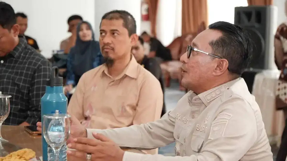 Bupati Tanah Datar Eka Putra berdiskusi dengan Kepala Bea Cukai Teluk Bayur terkait sinergi ekspor produk UMKM daerah.