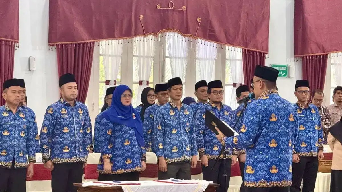 Sekda Sumbar Arry Yuswandi melantik 33 pejabat administrator dan pengawas di Auditorium Gubernuran, Padang.
