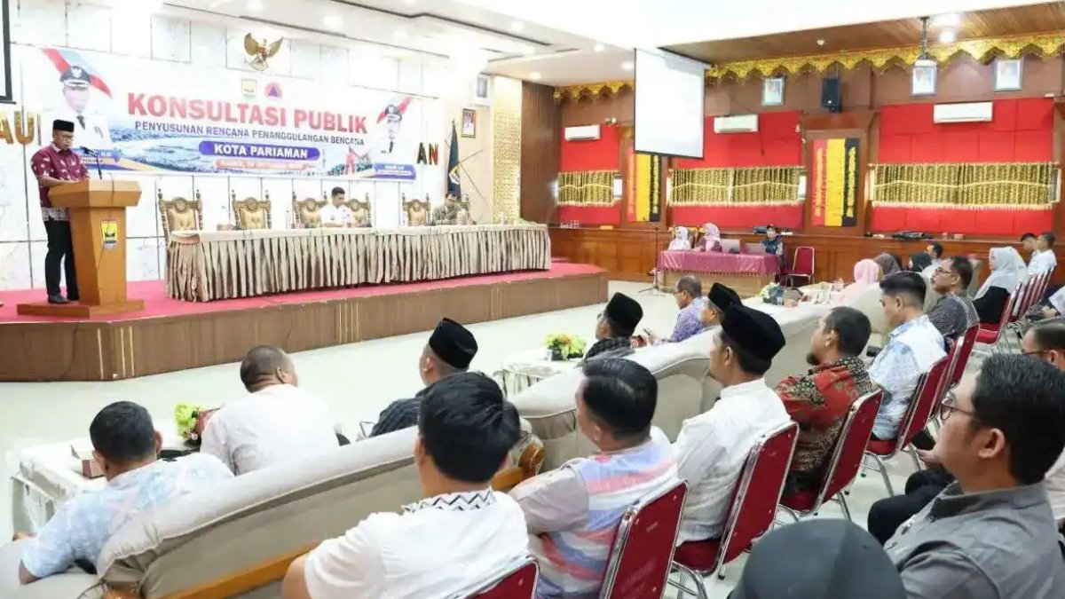 Wakil Wali Kota Pariaman memimpin diskusi publik penyusunan dokumen Rencana Penanggulangan Bencana di Aula Balaikota.