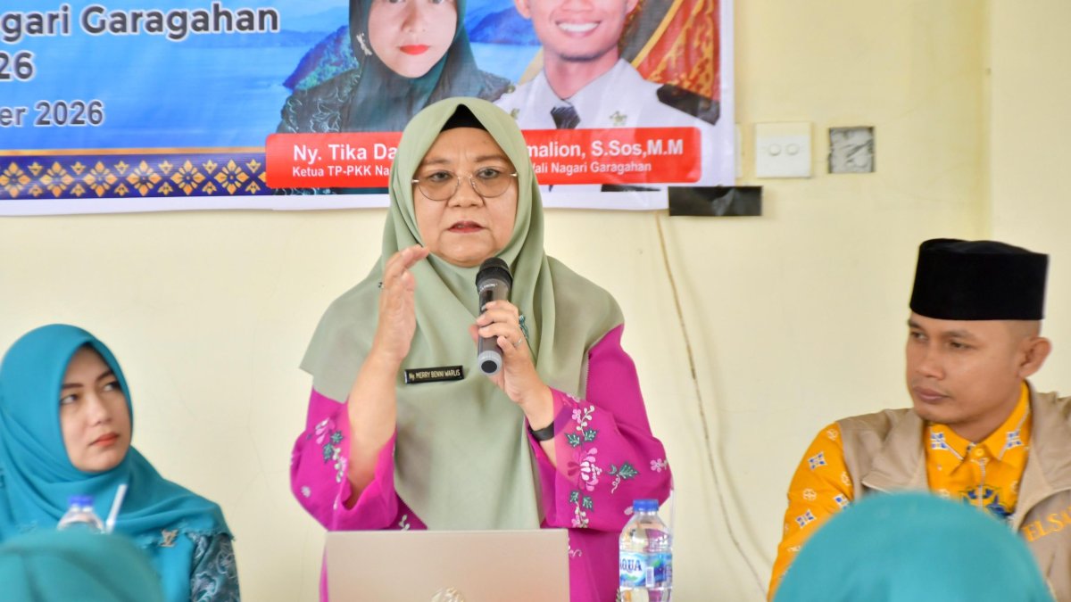 Ketua TP PKK Agam, Ny. Merry Benniwarlis, memberikan pembinaan kader PKK Nagari Garagahan tentang hidup bersih dan produktif.