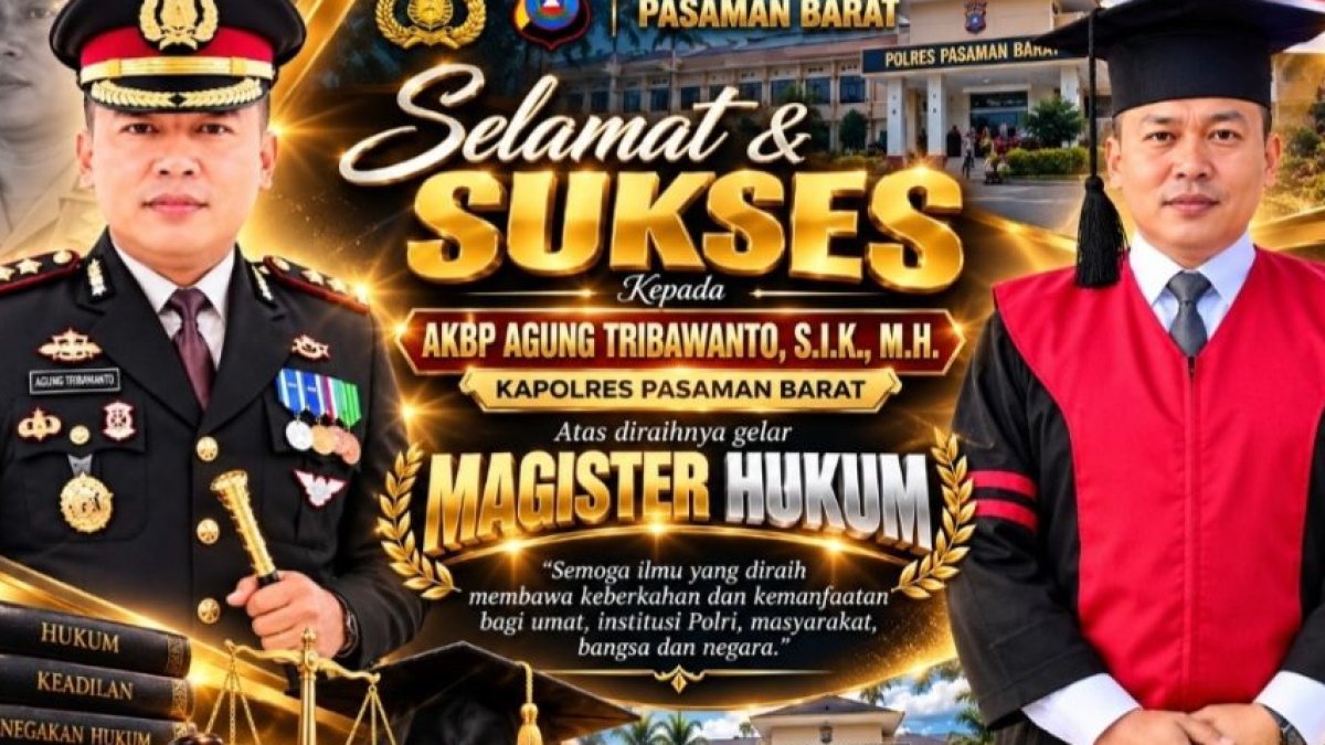 Kapolres Pasaman Barat AKBP Agung Tribawanto berfoto setelah resmi meraih gelar Magister Hukum.