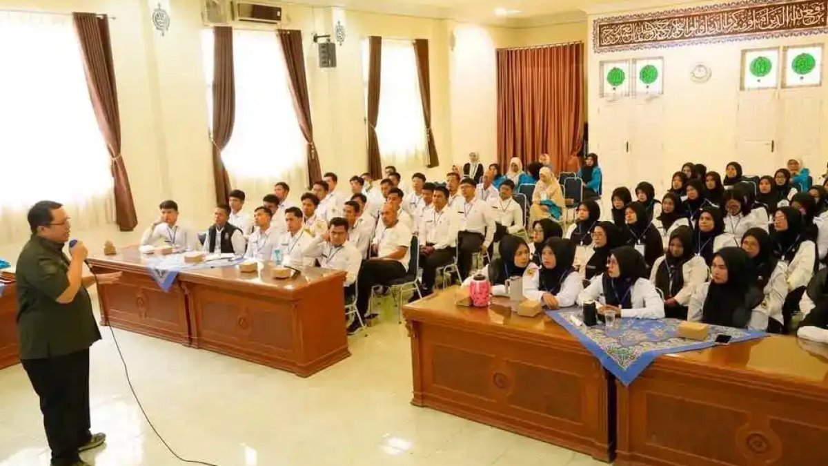 Wakil Bupati Tanah Datar Ahmad Fadly saat menutup kegiatan retret ASN formasi 2024 dan 2025 di Islamic Centre Batusangkar.