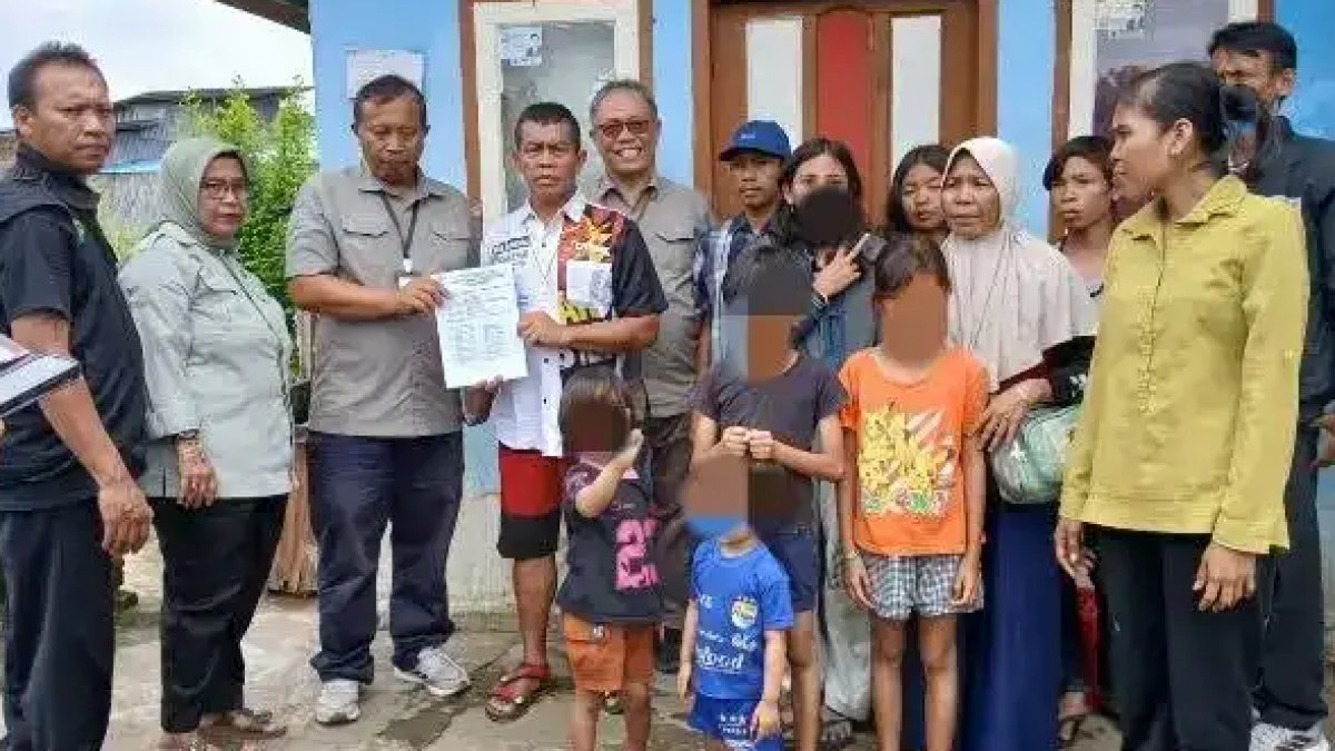 Petugas Dinsos Padang menyerahkan bantuan kepada keluarga terlantar yang dipulangkan dari Bogor untuk memulai hidup layak.