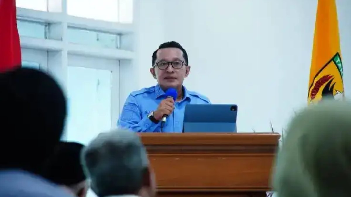Bupati Tanah Datar Eka Putra memimpin rapat koordinasi evaluasi optimalisasi Pendapatan Asli Daerah di Aula Kantor Bupati.