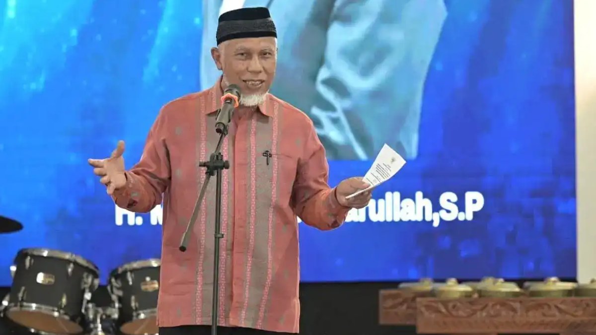 Gubernur Sumbar Mahyeldi memberikan arahan pada pelantikan pengurus PERSI dan MAKERSI wilayah Sumbar dan Riau di Padang.