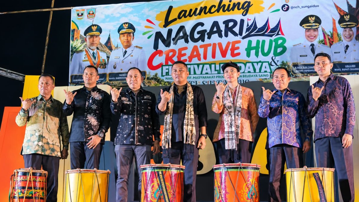 Wagub Sumbar Vasko Ruseimy dan Bupati Dharmasraya Annisa Suci meresmikan Nagari Creative Hub untuk digitalisasi UMKM lokal.